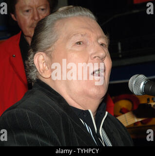 Chanteur Jerry Lee Lewis donne une rare performance en magasin à la fin de l'AF record store à New York pour promouvoir son album "Last Man Standing" le 26 septembre 2006. (Photo d'UPI/Ezio Petersen) Banque D'Images