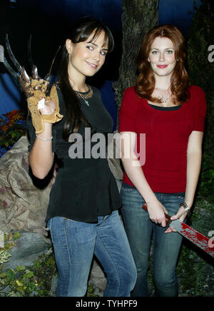 Jordana Brewster (à gauche) et Diora Baird promouvoir leur nouveau film 'Le Texas Chainsaw Massacre : The Beginning' lors de l'inauguration de la Chambre 'Live ! Doté d''chambre des horreurs" chez Madame Tussauds à New York le 28 septembre 2006. (Photo d'UPI/Laura Cavanaugh) Banque D'Images