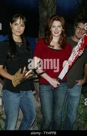 Jordana Brewster (à gauche) et Diora Baird promouvoir leur nouveau film 'Le Texas Chainsaw Massacre : The Beginning' lors de l'inauguration de la Chambre 'Live ! Doté d''chambre des horreurs" chez Madame Tussauds à New York le 28 septembre 2006. (Photo d'UPI/Laura Cavanaugh) Banque D'Images