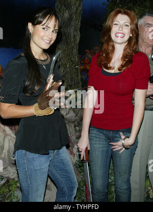 Jordana Brewster (à gauche) et Diora Baird promouvoir leur nouveau film 'Le Texas Chainsaw Massacre : The Beginning' lors de l'inauguration de la Chambre 'Live ! Doté d''chambre des horreurs" chez Madame Tussauds à New York le 28 septembre 2006. (Photo d'UPI/Laura Cavanaugh) Banque D'Images