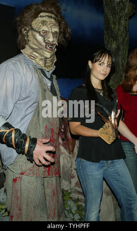 Jordana Brewster fait la promotion de son nouveau film 'Le Texas Chainsaw Massacre : The Beginning' lors de l'inauguration de la Chambre 'Live ! Doté d''chambre des horreurs" chez Madame Tussauds à New York le 28 septembre 2006. (Photo d'UPI/Laura Cavanaugh) Banque D'Images