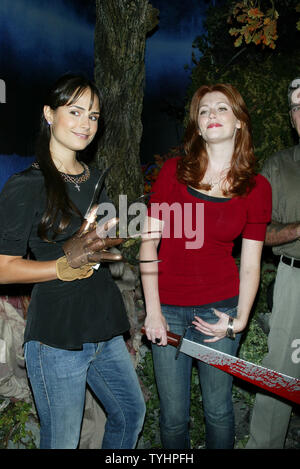 Jordana Brewster (à gauche) et Diora Baird promouvoir leur nouveau film 'Le Texas Chainsaw Massacre : The Beginning' lors de l'inauguration de la Chambre 'Live ! Doté d''chambre des horreurs" chez Madame Tussauds à New York le 28 septembre 2006. (Photo d'UPI/Laura Cavanaugh) Banque D'Images