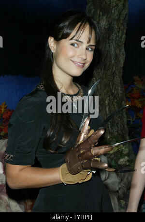 Jordana Brewster fait la promotion de son nouveau film 'Le Texas Chainsaw Massacre : The Beginning' lors de l'inauguration de la Chambre 'Live ! Doté d''chambre des horreurs" chez Madame Tussauds à New York le 28 septembre 2006. (Photo d'UPI/Laura Cavanaugh) Banque D'Images