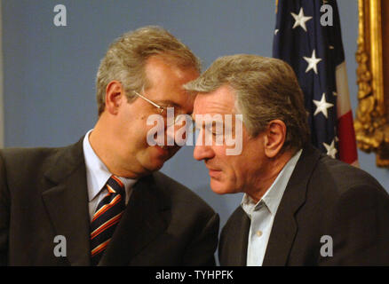 Walter Veltroni, maire de Rome, l'Italie et l'acteur Robert DeNiro, co fondateur du Tribeca Film Festival (de gauche à droite) confèrent au cours d'un hôtel de ville de New York conférence de presse pour annoncer un partenariat entre le dépistage film Rome et les festivals du film de Tribeca le 28 septembre 2006 (Photo d'UPI/Ezio Petersen ) Banque D'Images