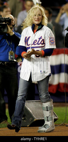 L'actrice Glenn Close quitte le champ après avoir chanté l'hymne national avant le début de la Nouvelle York Mets vs les Cardinals de Saint-Louis en finale de la Ligue nationale opposant au Shea Stadium le 19 octobre 2006 à New York. (Photo d'UPI/Monika Graff) Banque D'Images