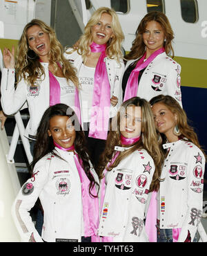 Victoria's Secret Models Gisele Bundchen, Adriana Lima, Karolina Kurkova, Alessandra Ambrosio, Izabel Goulart, et Selita Ebanks sourire sur l'escalier avant de monter à bord d'un avion à l'Aéroport de Stewart à Newburgh, New York le 14 novembre 2006. L' appareil atterrira à Los Angeles où le 2006 Victoria's Secret fashion show aura lieu. (Photo d'UPI/John Angelillo) Banque D'Images