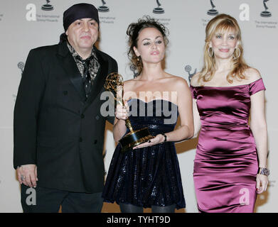 Steven Van Zandt et son épouse Maureen, droite, inscrivez-vous Jaime Winstone qui détient le "meilleur acteur qu'elle a accepté le prix au nom de son père Ray Winstone qui a gagné l'honneur pour son rouleau dans le French show 'Vincent' à la 34e édition du gala des prix Emmy International le 20 novembre 2006 à New York. Le prix, présenté par l'International Academy of Television Arts and Sciences, sont données pour les émissions de télévision produites à l'extérieur des États-Unis. (Photo d'UPI/Monika Graff) Banque D'Images
