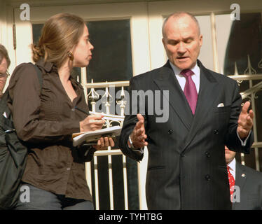 New York City Commissaire de police Raymond Kelly répond à la question d'un journaliste à l'Hôtel de Ville le 27 novembre 2006, concernant les 50 coups tirés dans une voiture par les membres de son service de police de la Jamaïque Queens le 25 novembre 2006, blessant deux mâles et de tuer Sean Bell, qui était d'être mariés le même jour. Toutes les victimes n'étaient pas armés. (Photo d'UPI/Ezio Petersen) Banque D'Images