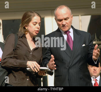 New York City Commissaire de police Raymond Kelly répond à la question d'un journaliste à l'Hôtel de Ville le 27 novembre 2006, concernant les 50 coups tirés dans une voiture par les membres de son service de police de la Jamaïque Queens le 25 novembre 2006, blessant deux mâles et de tuer Sean Bell, qui était d'être mariés le même jour. Toutes les victimes n'étaient pas armés. (Photo d'UPI/Ezio Petersen) Banque D'Images