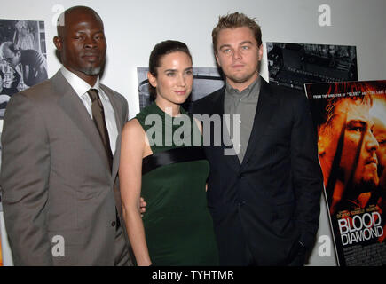 Acteurs Djimon Hounsou, Jennifer Connelly et Leonardo DiCaprio (de gauche à droite) assistent à une projection spéciale de leur nouveau film 'Blood Diamond' qui s'est tenue au Musée d'Art Moderne de New York le 30 novembre 2006 (Photo d'UPI/Ezio Petersen) Banque D'Images