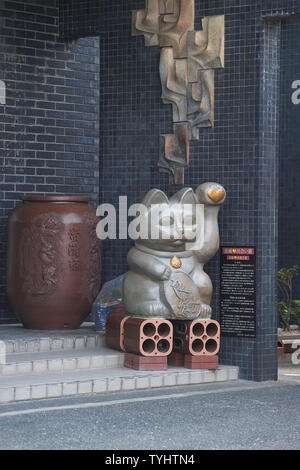 Maneki-neko statue au sentier de la poterie Tokoname près de Nagoya Chubu Centrair International Airport. Banque D'Images