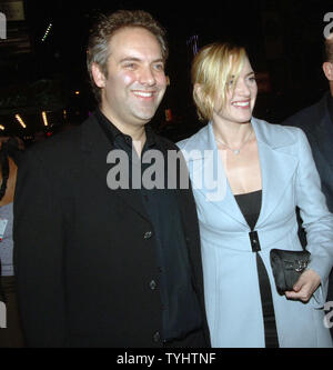 Réalisateur Sam Mendes et femme / actrice Kate Winslet quitte le Music Box Theatre de New York après la soirée d'ouverture de la production 'jouer' l'heure verticale réalisé par Mendes et mettant en vedette Julianne Moore dans ses débuts à Broadway le 30 novembre 2006. (Photo d'UPI/Ezio Petersen) Banque D'Images