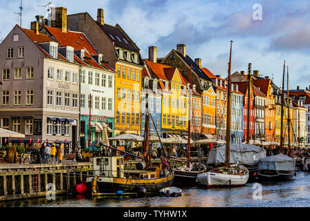 Nyhavn, un canal du 17ème siècle et le quartier du port, avec ses bars et restaurants et populaires auprès des touristes, dans la ville de Copenhague, au Danemark. 2019. Banque D'Images