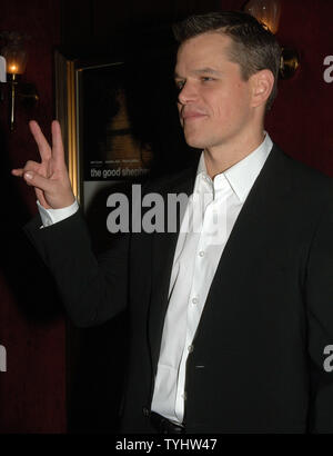 L'acteur Matt Damon arrive pour la première mondiale de son film "Le Bon Pasteur" qui est produit et réalisé par Robert De Niro, et des étoiles à New York le 11 décembre 2006. (Photo d'UPI/Ezio Petersen) Banque D'Images