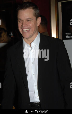 L'acteur Matt Damon arrive pour la première mondiale de son film "Le Bon Pasteur" qui est produit et réalisé par Robert De Niro, et des étoiles à New York le 11 décembre 2006. (Photo d'UPI/Ezio Petersen) Banque D'Images