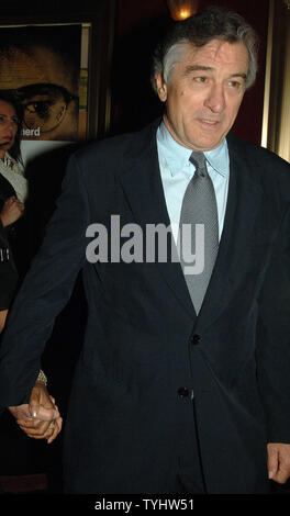 Acteur Robert DeNiro arrive pour le New York première mondiale du film "Le Bon Pasteur" qu'il a produit, réalisé et stars dans, le 11 décembre 2006. (Photo d'UPI/Ezio Petersen) Banque D'Images