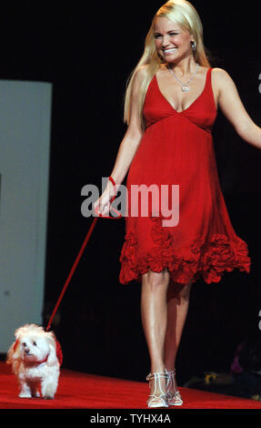 L'actrice Kristin Chenoweth porte une robe rouge création par designer Rebecca Taylor sur la piste à la vérité du Cœur 2007 robe rouge fashion show Fashion Week à New York le 2 février 2007. (Photo d'UPI/Ezio Petersen) Banque D'Images