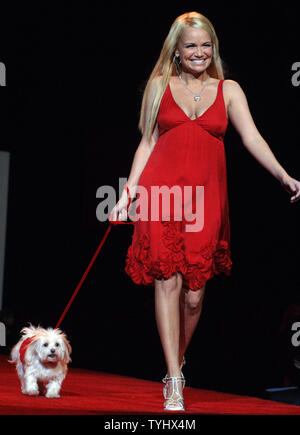 L'actrice Kristin Chenoweth porte une robe rouge création par designer Rebecca Taylor sur la piste à la vérité du Cœur 2007 robe rouge fashion show Fashion Week à New York le 2 février 2007. (Photo d'UPI/Ezio Petersen) Banque D'Images