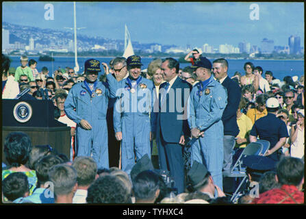 Richard M. Nixon rencontre avec les astronautes d'Apollo 13 à Hawaii. ; la portée et contenu : Sur la photo : Fred W. Haise, James A. Lovell, Richard M. Nixon, John L. Swigert. Sujet : les astronautes et l'espace. Banque D'Images