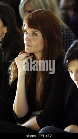 Helena Christensen montres modèles de mode de marche sur la piste au Calvin Klein fashion show durant la semaine de la mode Mercedes-Benz au Bryant Park à New York le 8 février 2007. (Photo d'UPI/John Angelillo) Banque D'Images