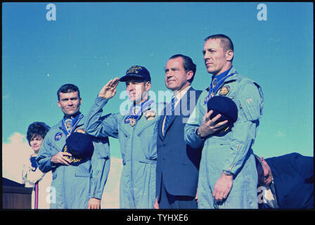 Richard M. Nixon rencontre avec les astronautes d'Apollo 13 à Hawai, et leur attribuant la Congressional Space mda251S75Rbwt1 d'honneur. ; la portée et contenu : Sur la photo : Fred W. Haise, James A. Lovell, Richard M. Nixon, John L. Swigert. Sujet : les astronautes et l'espace. Banque D'Images