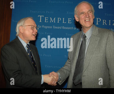 John Templeton Jr., M.D. (L) Le professeur Charles Taylor de Montréal Canada et lauréat du prix Templeton 2007 de l'Université McGill le 1.5 Prix d'un million de dollars à l'avance ses études sur la relation de la langue à l'art et de théologie, à New York le 14 mars 2007. (Photo d'UPI/Ezio Petersen) Banque D'Images