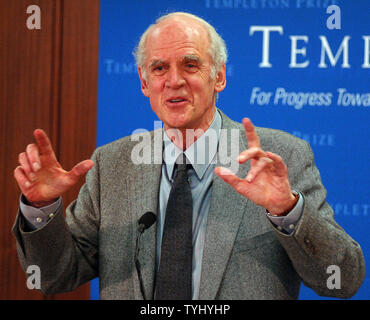 Le professeur Charles Taylor de Montréal Canada et lauréat du prix Templeton 2007 de l'Université McGill réponses questions journaliste après avoir reçu le prix de 1,5 million de dollars à l'avance ses études sur la relation de la langue à l'art et de théologie, à New York le 14 mars 2007. (Photo d'UPI/Ezio Petersen) Banque D'Images