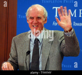 Le professeur Charles Taylor de Montréal Canada et lauréat du prix Templeton 2007 de l'Université McGill réponses questions journaliste après avoir reçu le prix de 1,5 million de dollars à l'avance ses études sur la relation de la langue à l'art et de théologie, à New York le 14 mars 2007. (Photo d'UPI/Ezio Petersen) Banque D'Images