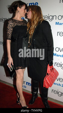 L'actrice Liv Tyler et sa mère BeBe (R) Arrivée à la première de sa fille de neuf film 'Reign Over Me' le 20 mars 2007 à New York. (Photo d'UPI/Ezio Petersen) Banque D'Images