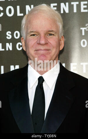Steve Martin arrive à la Film Society of Lincoln Center 34e Gala hommage à Diane Keaton à l'Avery Fisher Hall de New York le 9 avril 2007. (Photo d'UPI/Laura Cavanaugh) Banque D'Images