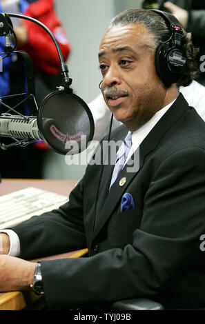 Rev. Al Sharpton interviews animateur radio Don Imus qui s'excuse pour les propos qu'il a faite la semaine dernière au sujet de l'Université Rutgers pendant l'équipe féminine de basket-ball 'Al Sharpton Le Show' le 9 avril 2007 à New York. Imus explique comment sa tentative d'humour a mal tourné et qu'il n'avait pas l'intention d'offenser les membres de l'équipe tandis que Sharpton, un activiste politique, appelle à la démission d'IMUS. (Photo d'UPI/Monika Graff) Banque D'Images