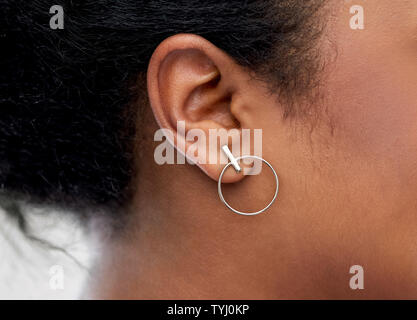 Close up of African woman avec oreille earring Banque D'Images