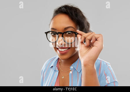 Happy smiling african american woman in glasses Banque D'Images