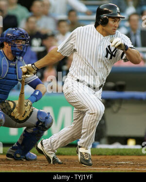 New York Yankees' DH Johnny Damon hits un single des Texas Rangers en tant que Rangers' catcher Chris Steward montres dans la première manche à Yankees au Yankee Stadium, le 9 mai 2007 à New York. (Photo d'UPI/Monika Graff) Banque D'Images