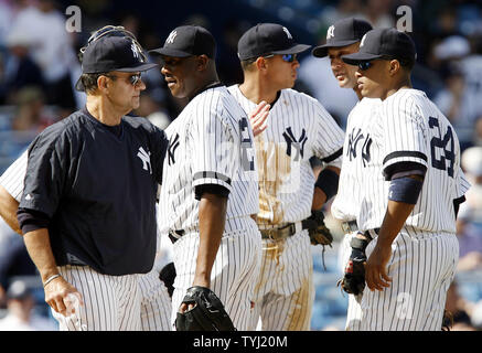 New York Yankees manager Joe Torre pats Luis Vizcaíno sur le dos alors (L-R) Alex Rodriguez, Derek Jeter et Robinson Cano stand on the pitchers mound dans la 8e manche au Yankee Stadium de New York le 10 mai 2007. Les Texas Rangers défait les New York Yankees 14-2. (Photo d'UPI/John Angelillo) Banque D'Images