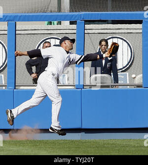 New York Yankees Miguel Cairo atteint pour une balle frappée par les Rangers du Texas Mark Teixeira dans la 8e manche au Yankee Stadium de New York le 10 mai 2007. Les Texas Rangers défait les New York Yankees 14-2. (Photo d'UPI/John Angelillo) Banque D'Images