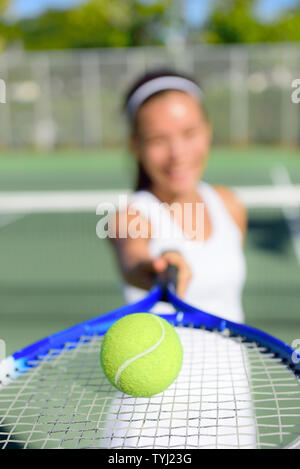 Tennis. Joueur de tennis femme montrant ball et tennis racket sur l'extérieur. Tennis player. Banque D'Images