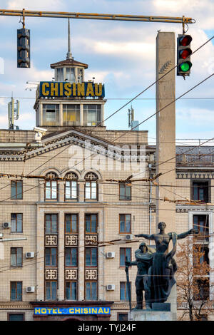 Monument de la libération devant l'hôtel Chișinău, Chișinău, Moldova Banque D'Images