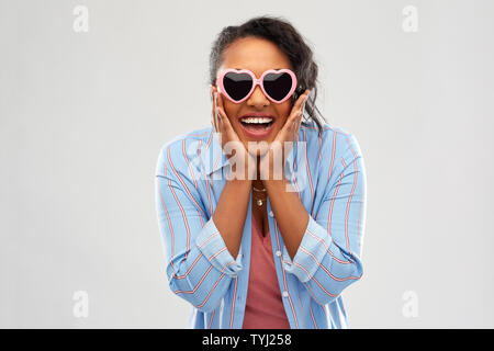 African American Woman in lunettes en forme de cœur Banque D'Images