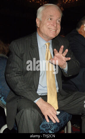 Candidat républicain, le sénateur John McCain (R-AZ) parle aux membres du Comité républicain de l'État de New York à leur dîner organisé à New York le 17 mai 2007. (Photo d'UPI/Ezio Petersen) Banque D'Images