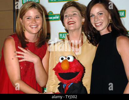 La Première dame Laura Bush (C) et ses filles Jenna et Barbara (L&R) sont accueillis par Elmo au 5e gala de l'atelier de Sesame Street, à New York le 30 mai 2007. L'événement a rendu hommage à la première Dame pour son travail dans la promotion de l'alphabétisation précoce. (Photo d'UPI/Ezio Petersen) Banque D'Images