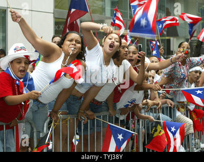 Au cours de la foule acclamer 50e Journée nationale de parade portoricaine qui a lieu le long de la Cinquième Avenue, le 10 juin 2007 à New York. L'événement annuel attire des milliers de spectateurs et dispose de danseurs, fanfares et chars. (Photo d'UPI/Monika Graff) Banque D'Images