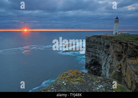 Noup Head Lighthouse sur Orkney Westray au coucher du soleil Banque D'Images