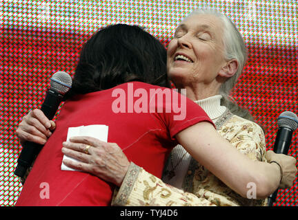 (L-R) Rachel Weisz et Jane Goodall hug lors de Live Earth, les concerts pour un climat en crise, au Giants Stadium à East Rutherford, New Jersey le 7 juillet 2007. (Photo d'UPI/John Angelillo) Banque D'Images