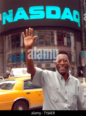 Renown joueur de football Pelé prend part à cloche d'ouverture cérémonies au NASDAQ à New York Times Square du district pour promouvoir "le temps de jouer,temps de lire' campagne de promotion de compétences de lecture pour les jeunes et les familles dans le monde entier le 11 juillet 2007. (Photo d'UPI/Ezio Petersen) Banque D'Images