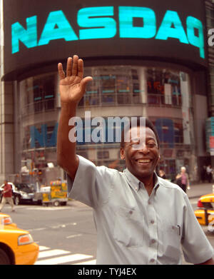 Renown joueur de football Pelé prend part à cloche d'ouverture cérémonies au NASDAQ à New York Times Square du district pour promouvoir "le temps de jouer,temps de lire' campagne de promotion de compétences de lecture pour les jeunes et les familles dans le monde entier le 11 juillet 2007. (Photo d'UPI/Ezio Petersen) Banque D'Images