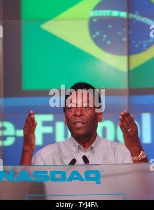 Renown joueur de football Pelé prend part à cloche d'ouverture cérémonies au NASDAQ à New York Times Square du district pour promouvoir "le temps de jouer,temps de lire' campagne de promotion de compétences de lecture pour les jeunes et les familles dans le monde entier le 11 juillet 2007. (Photo d'UPI/Ezio Petersen) Banque D'Images