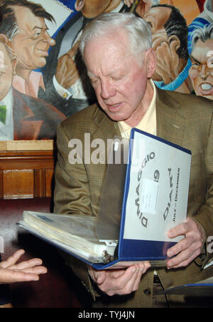 Baseball Hall of Famer et ex-joueur des Yankees Whitey Ford examine les dossiers holding daily notes manuscrites par feu son coéquipier Joe DiMaggio lors d'une conférence de presse à New York le 16 juillet 2007.Les journaux seront mis aux enchères en ligne par Steiner Sports avec un Memorabilla ouverture offre de $1 millions de dollars plus tard cette année. (Photo d'UPI/Ezio Petersen) Banque D'Images