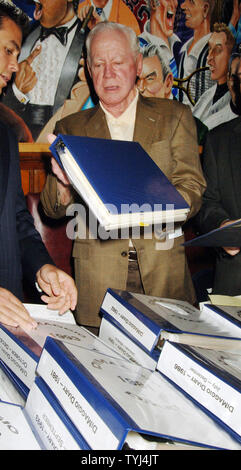 Baseball Hall of Famer et ex-joueur des Yankees Whitey Ford examine les dossiers holding daily notes manuscrites par feu son coéquipier Joe DiMaggio lors d'une conférence de presse à New York le 16 juillet 2007.Les journaux seront mis aux enchères en ligne par Steiner Sports avec un Memorabilla ouverture offre de $1 millions de dollars plus tard cette année. (Photo d'UPI/Ezio Petersen) Banque D'Images