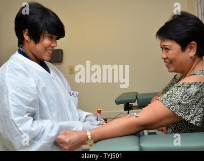 MAYPORT, Floride (nov. 10, 2016) - Matelot-Shanae Blackwell (à gauche) s'inspire du sang pour l'examen physique Fredesvinda Alipio Naval à la santé Santé clinique (CSNB) laboratoire de Mayport. La SVNB Mayport Naval Hospital est l'un des six du Jacksonville les établissements de soins de santé situé en Floride et en Géorgie. La commande est constituée de la troisième plus grande de la Marine et de la direction générale de l'hôpital cinq cliniques de santé. De sa population de patients (163 000 enseignants actifs et retraités marins, soldats, marins, aviateurs, garde, et de leurs familles), soit près de 85 000 sont inscrits avec un gestionnaire de soins primaires et de la Medical Home L'équipe de port à l'un de c Banque D'Images